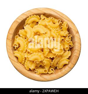 Getrocknete Makkaroni Hahnenschmuscheln. Pasta in einer Holzschale auf weißem Hintergrund. Datei enthält Beschneidungspfad. Draufsicht. Stockfoto