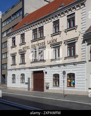 Wien, ehemaliges Hotel Goldenes Lamm, Wiedner Hauptstraße 8 // Wien, ehemaliges Hotel Goldenes Lamm Stockfoto