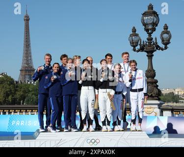 Paris, Frankreich. August 2024. Das Team Deutschland (C) gewinnt am zehnten Tag der Olympischen Spiele in Paris am Montag, 05. August 2024 die Goldmedaille im Mixed Team Triathlon mit Team USA (L) in Silber und Team GBR in Bronze. Foto: Hugo Philpott/UPI Credit: UPI/Alamy Live News Stockfoto