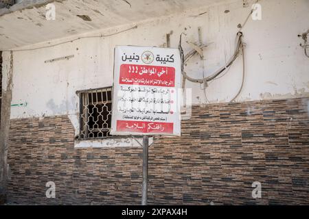 Jenin, Westjordanland, Palästina. Juli 2024. Ein Schild am Eingang des Flüchtlingslagers Dschenin warnt die Besucher, ihre Fenster herunterzurollen. Im Juli gab der in den Haag ansässige Internationale Gerichtshof ein Gutachten heraus, in dem er besagte, dass Israel seit 57 Jahren das Westjordanland und Ostjerusalem illegal besetzt hat. (Credit Image: © Sally Hayden/SOPA Images via ZUMA Press Wire) NUR REDAKTIONELLE VERWENDUNG! Nicht für kommerzielle ZWECKE! Stockfoto