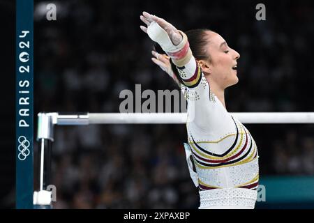 Paris, Frankreich. August 2024. Nina Derwael ( BEL ), künstlerische Turnen, Finale der ungleichmäßigen Bars der Frauen während der Olympischen Spiele Paris 2024 am 4. August 2024 in der Arena Bercy in Paris, Frankreich - Foto Federico Pestellini/Panoramic/DPPI Media Credit: DPPI Media/Alamy Live News Stockfoto