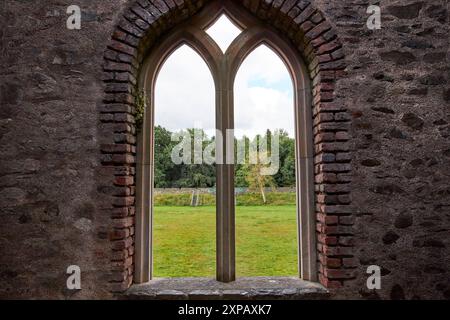 Blick aus dem alten Steinfenster in hillsborough Fort, dem königlichen hillsborough County im Norden irlands, großbritannien Stockfoto