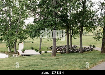 Hochzeitszeremonie im Freien in einem bewaldeten Bereich mit Plattform. Stockfoto