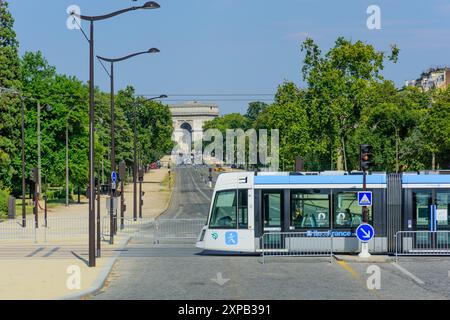 Paris, Avenue Foch, Arc de Triomphe, Straßenbahnlinie T3b // Paris, Avenue Foch, Arc de Triomphe, Straßenbahnlinie T3b Stockfoto
