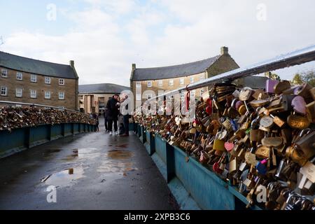 Tausende von Lovelocks sind an der Weir Bridge in Bakewell in Derbyshire befestigt. Der rat hat gesagt, sie müssen sie entfernen, um die Brücke im Jahr 2024 zu reparieren Stockfoto