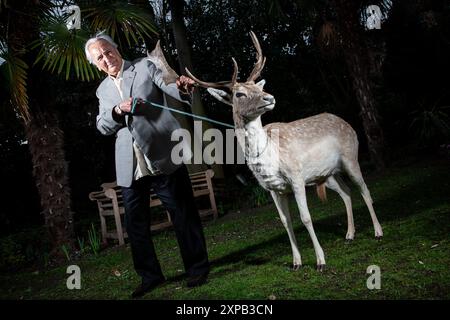 Michael Winner, fotografiert in seiner Villa in Kensington, Stockfoto