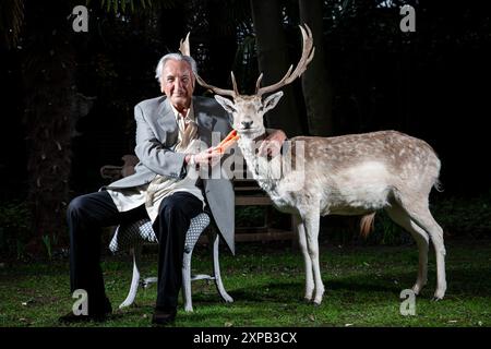 Michael Winner, fotografiert in seiner Villa in Kensington, Stockfoto