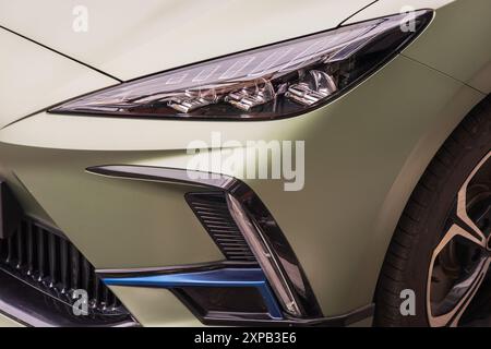 Nahaufnahme einer modernen Scheinwerferlampe. Nahaufnahme der Details der Fahrzeugscheinwerfer. Scheinwerfer und Lampen eines nagelneuen Autos. Fahrzeugbeleuchtung und Zubehör. Stockfoto