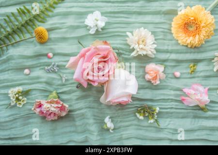 Elegantes Blumenarrangement mit pastellfarbenen Rosen und Farnen in einer Vase Stockfoto