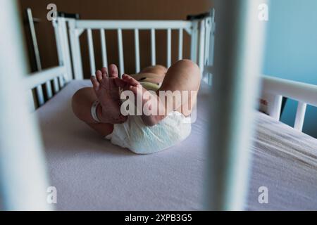 Neuanfang: Die ersten Momente des Babys in der Krippe Stockfoto