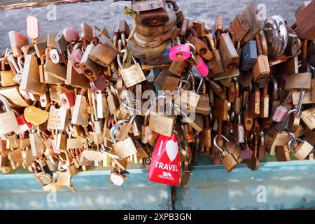 Tausende von Lovelocks sind an der Weir Bridge in Bakewell in Derbyshire befestigt. Der rat hat gesagt, sie müssen sie entfernen, um die Brücke im Jahr 2024 zu reparieren Stockfoto