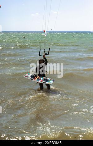 Mann Kitesurfer auf dem See. Stockfoto