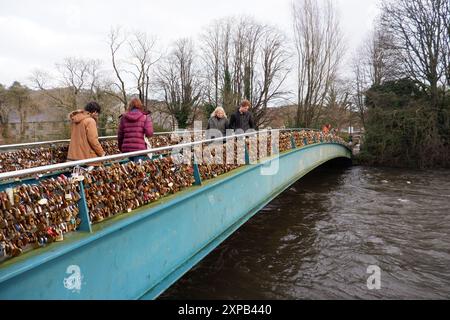 Tausende von Lovelocks sind an der Weir Bridge in Bakewell in Derbyshire befestigt. Der rat hat gesagt, sie müssen sie entfernen, um die Brücke im Jahr 2024 zu reparieren Stockfoto