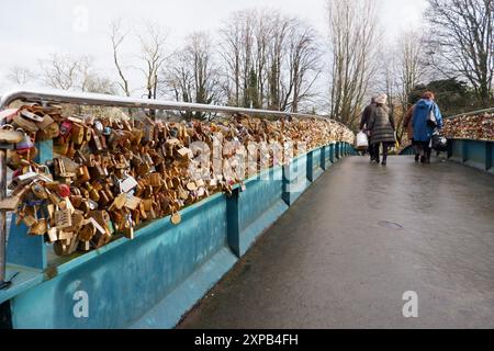 Tausende von Lovelocks sind an der Weir Bridge in Bakewell in Derbyshire befestigt. Der rat hat gesagt, sie müssen sie entfernen, um die Brücke im Jahr 2024 zu reparieren Stockfoto