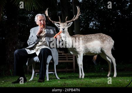 Michael Winner, fotografiert in seiner Villa in Kensington, Stockfoto