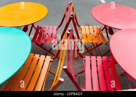 Farbenfrohe Outdoor Café-Tische und -Stühle an einem sonnigen Tag Stockfoto