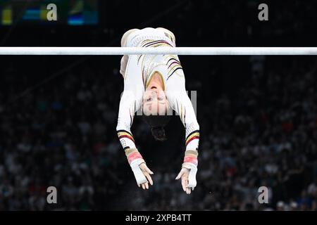 Nina Derwael ( BEL ), Kunstturnen, Women'Endspiel der Uneven Bars während der Olympischen Spiele 2024 in Paris am 4. August 2024 in der Arena Bercy in Paris, Frankreich Stockfoto