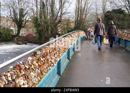 Tausende von Lovelocks sind an der Weir Bridge in Bakewell in Derbyshire befestigt. Der rat hat gesagt, sie müssen sie entfernen, um die Brücke im Jahr 2024 zu reparieren Stockfoto