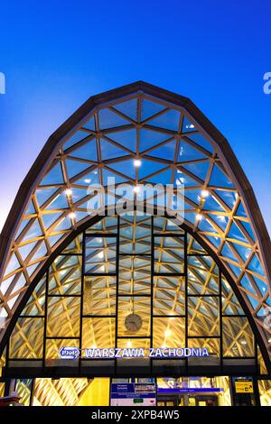 Glasdach des Eingangs zum Bahnhof Warszawa Zachodnia (Warschau West), Warschau, Polen Stockfoto