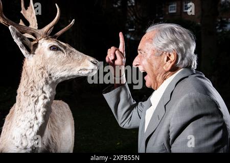 Michael Winner, fotografiert in seiner Villa in Kensington, Stockfoto