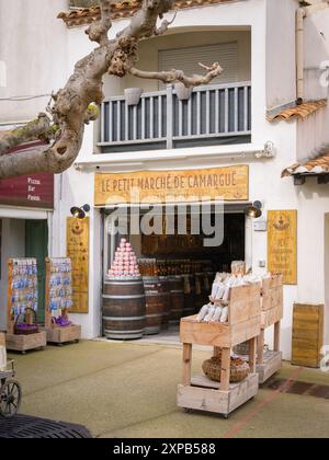 Saintes Maries de la Mer, Frankreich - 9. März 2023: Häuser in Saintes Maries de la Mer im Winter, Souvenirshop Stockfoto