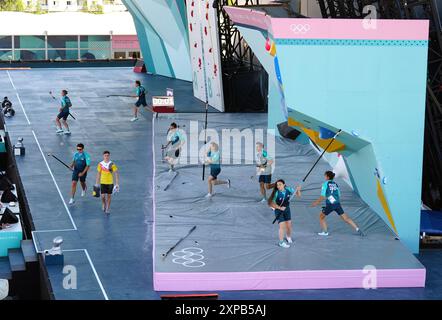 Die Wand wird vor dem Halbfinale der Männer Boulder & Lead am zehnten Tag der Olympischen Spiele 2024 in Paris gereinigt. Bilddatum: Montag, 5. August 2024. Stockfoto