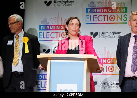 Labour-Abgeordneter Jess Phillips bei der Parlamentswahl 2024. Jess Phillips behielt ihren Sitz für Birmingham Yardley, wurde aber während ihrer Dankesrede heftig verspottet und verbannt. Die Labour-Parlamentarierin sprach darüber, wie sie bei den Parlamentswahlen unglücklich war und Mitglieder von ihr aus ICE während des Wahlkampfs verbal angegriffen wurden. Sie sprach darüber, dass sie ihre Kinder aus Angst vor Unruhen und Sicherheit nicht zum General Election Count bringen konnte. Stockfoto