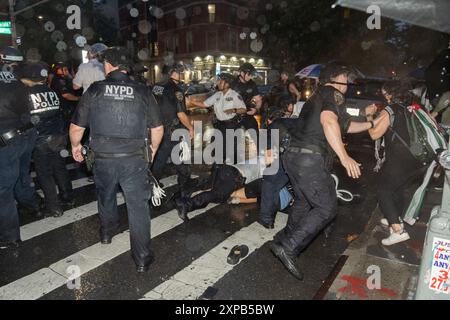 Brooklyn, Usa. August 2024. NYPD-Beamte verhaften während der WOL Palestine „Flood Brooklyn for Black and Palestinian Liberation“-Kundgebung in Brooklyn. Quelle: SOPA Images Limited/Alamy Live News Stockfoto