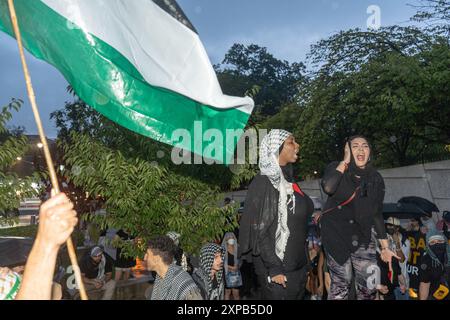 Brooklyn, Usa. August 2024. Demonstranten singen bei der WOL Palestine 'Flood Brooklyn for Black and Palestinian Liberation'-Kundgebung vor dem Barclays Center in Brooklyn. Quelle: SOPA Images Limited/Alamy Live News Stockfoto