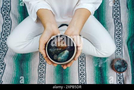 Unerkannte Frau spielt tibetische Klangschale Stockfoto