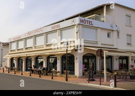 Saintes Maries de la Mer, Frankreich - 9. März 2023: Häuser in Saintes Maries de la Mer im Winter, sonniger Tag Stockfoto