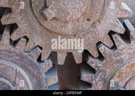 Verrostete Vintage-Motorräder, Nahansicht. Zahnräder aus Metall. Motorräder, industrieller Hintergrund. Antike Maschinenräder Stockfoto