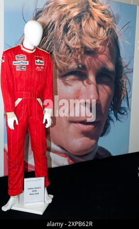 James Hunt's Racing Anzug, in Garage 16 der International Pits, während der Silverstone Classic 2016 Stockfoto