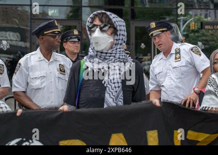 Brooklyn, Usa. August 2024. Die NYPD-Führung beobachtet Demonstranten bei der WOL Palestine 'Flood Brooklyn for Black and Palestinian Liberation'-Kundgebung. (Foto: Derek French/SOPA Images/SIPA USA) Credit: SIPA USA/Alamy Live News Stockfoto