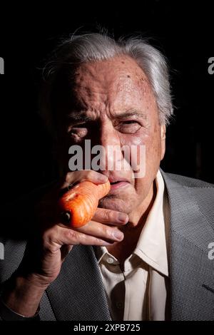 Michael Winner, fotografiert in seiner Villa in Kensington, Stockfoto