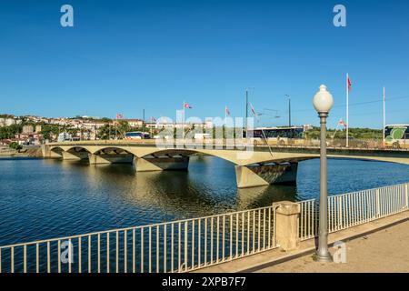 Die Ponte de Santa Clara ist eine Straßenbrücke über den Fluss Mondego im Stadtzentrum von Coimbra, gegenüber Largo da Portagem, dem Stadtzentrum. Portugal. Stockfoto