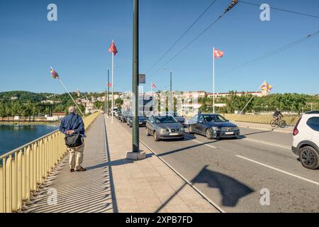 Die Ponte de Santa Clara ist eine Straßenbrücke über den Fluss Mondego im Stadtzentrum von Coimbra, gegenüber Largo da Portagem, dem Stadtzentrum. Portugal. Stockfoto