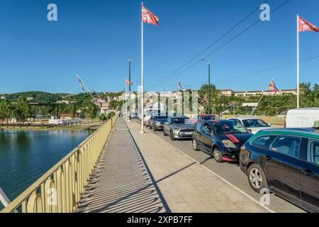 Die Ponte de Santa Clara ist eine Straßenbrücke über den Fluss Mondego im Stadtzentrum von Coimbra, gegenüber Largo da Portagem, dem Stadtzentrum. Portugal. Stockfoto