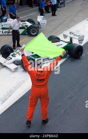 Ein Race Marshall, der nach dem FIA Masters Historic Formula 1 Race beim Silverstone Classic 2016 in der International Pit Lane Regie führte Stockfoto