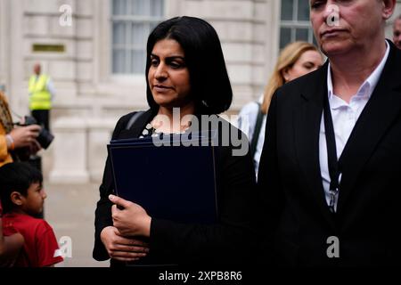 Lordkanzler und Justizministerin Shabana Mahmood verließ die Downing Street im Zentrum von London, nachdem Premierminister Sir Keir Starmer das Notstandskomitee der Regierung nach anhaltenden Unruhen in Teilen des Landes getroffen hatte. Bilddatum: Montag, 5. August 2024. Stockfoto