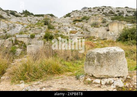 An einem bewölkten Tag im Frühling werden die Werke von Barbegal in der Nähe von Arles gebaut. Dieser römische Komplex bestand aus einem Aquädukt und 16 Wasserrädern in zwei parallelen Sets von acht des Stockfoto