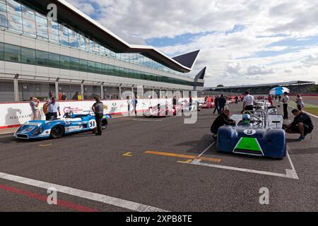 Die Teilnehmer stehen vor dem Start des FIA Masters Historic Sports Car Race beim Silverstone Classic 2016 in der Startaufstellung Stockfoto