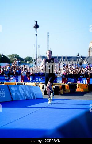 Paris, Frankreich. August 2024. Georgia TAYLOR-BROWN aus Großbritannien während des Mixed Relay Triathlon im Pont Alexandre III während der Olympischen Spiele 2024 in Paris am 5. August 2024. Foto: Julien Poupart/ABACAPRESS. COM Credit: Abaca Press/Alamy Live News Stockfoto