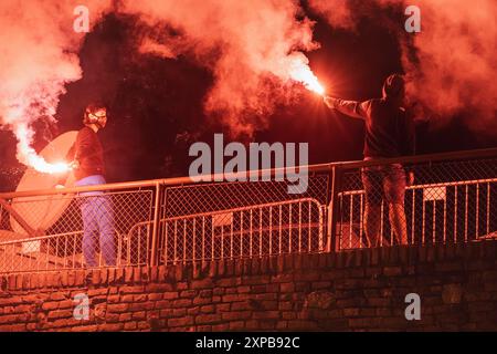 24. Mai 2024, Belgrad, Serbien: Fußballfans feiern mit Flares und Rauch während eines Meisterschaftsspiels Stockfoto