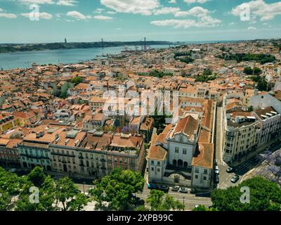 Blick Aus Der Vogelperspektive Auf Die Wunderschöne Lissabonner Stadt Restauradores Platz. Hochwertige 4K-Aufnahmen Stockfoto