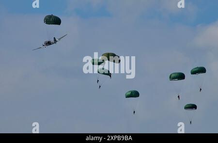 D-Day Reaactment Fallschirmsprung. EAA Oskhosh, 2024. Stockfoto