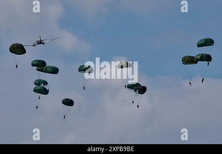 D-Day Reaactment Fallschirmsprung. EAA Oskhosh, 2024. Stockfoto