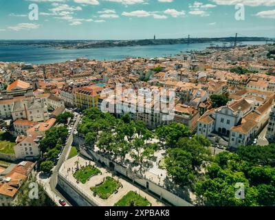 Blick Aus Der Vogelperspektive Auf Die Wunderschöne Lissabonner Stadt Restauradores Platz. Hochwertige 4K-Aufnahmen Stockfoto