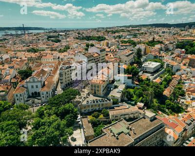 Blick Aus Der Vogelperspektive Auf Die Wunderschöne Lissabonner Stadt Restauradores Platz. Hochwertige 4K-Aufnahmen Stockfoto