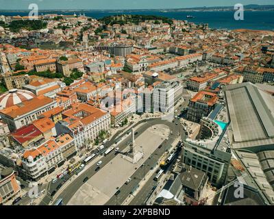 Blick Aus Der Vogelperspektive Auf Die Wunderschöne Lissabonner Stadt Restauradores Platz. Hochwertige 4K-Aufnahmen Stockfoto